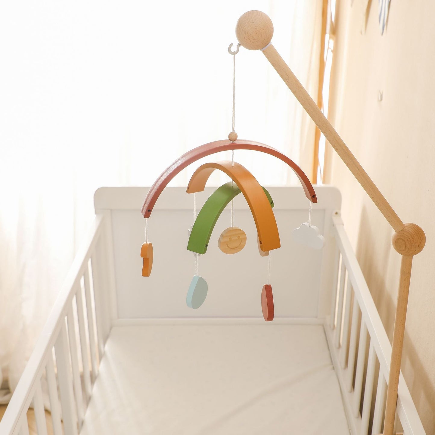 Sensorische houten mobiel voor baby's met vormen en kleurprikkels