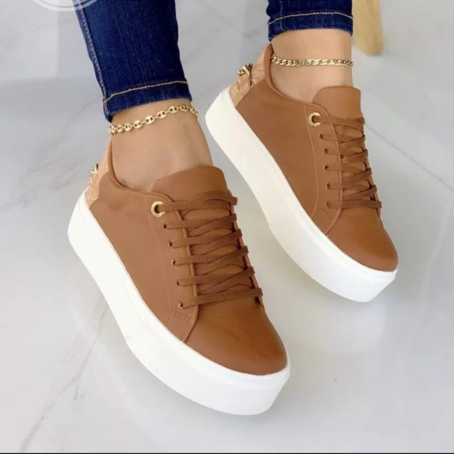 Witte Leren Sneakers met Metalen Ketting - ComfortStep