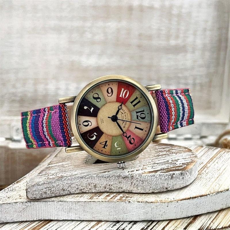 Horloge met meerkleurig regenboogpatroon en gevlochten band – Elyvra