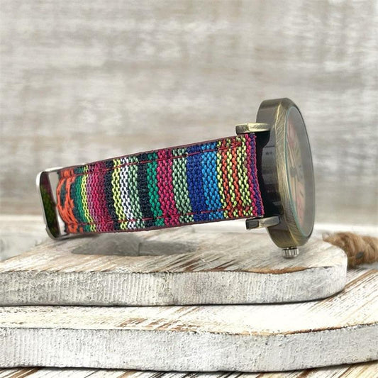 Horloge met meerkleurig regenboogpatroon en gevlochten band – Elyvra