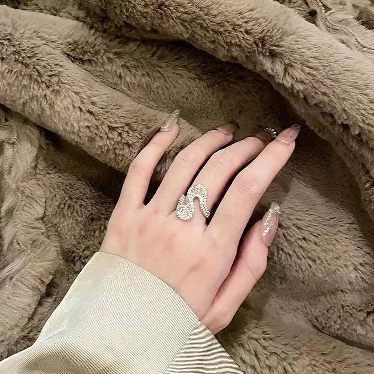 S-Vormige Zilveren Zirkonia Ring - Seraphine