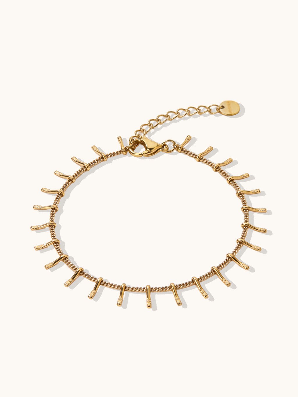 Losse armband van de sieradenset met karabijnsluiting en verlengkettinkje op lichte achtergrond