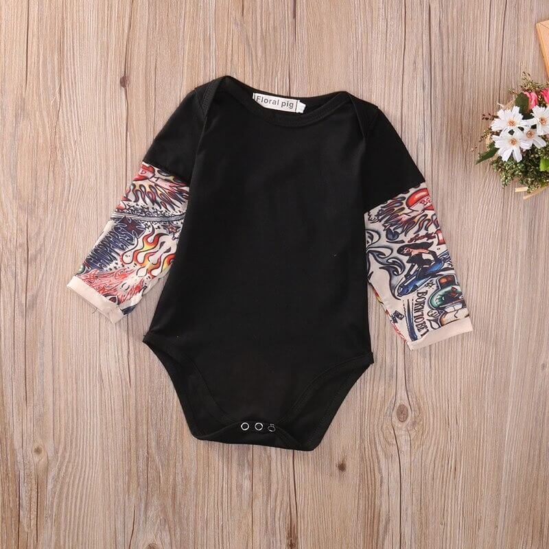 Babybody met lange mouwen en tattoo-print op de mouwen – Rockbaby