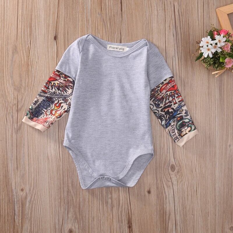 Babybody met lange mouwen en tattoo-print op de mouwen – Rockbaby