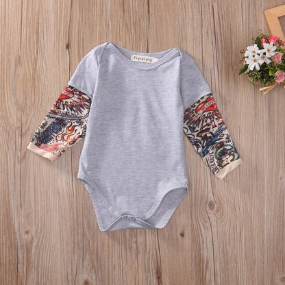 Babybody met lange mouwen en tattoo-print op de mouwen – Rockbaby