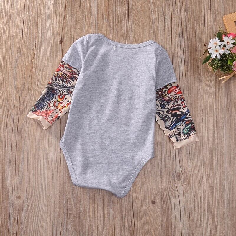 Babybody met lange mouwen en tattoo-print op de mouwen – Rockbaby
