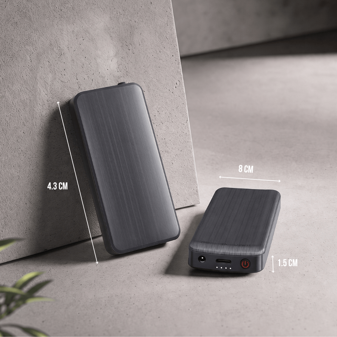 Twee zwarte powerbanks op betonnen ondergrond, met afmetingen aangegeven en de poorten en aan-uitknop zichtbaar