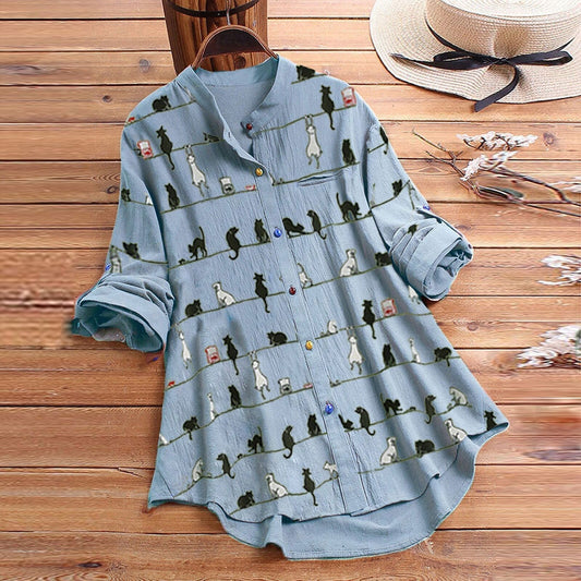 Lichte damesblouse met kattenmotief en knoopsluiting – Kaja