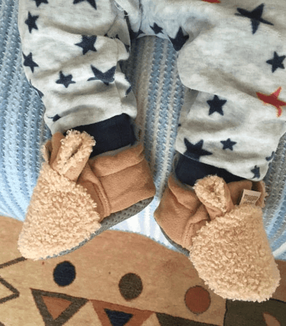 Zachte slipvaste loopschoentjes voor baby's met lammetjesmotief – Winterwonder Stapjeswarm