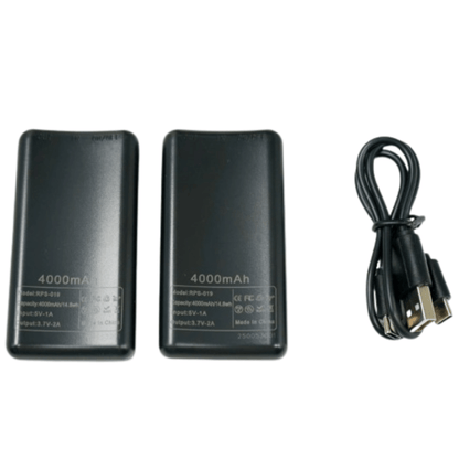 Twee zwarte accu's van achteren met opgedrukte specificaties, naast een opgerolde usb-naar-usb-c-oplaadkabel