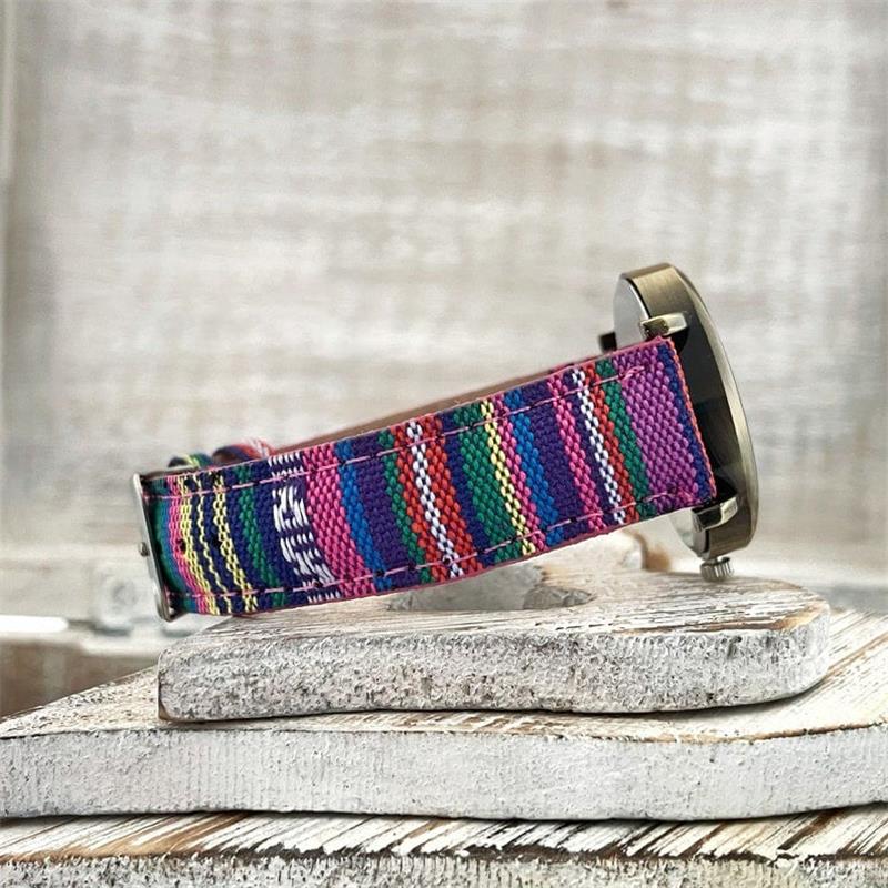 Horloge met meerkleurig regenboogpatroon en gevlochten band – Elyvra
