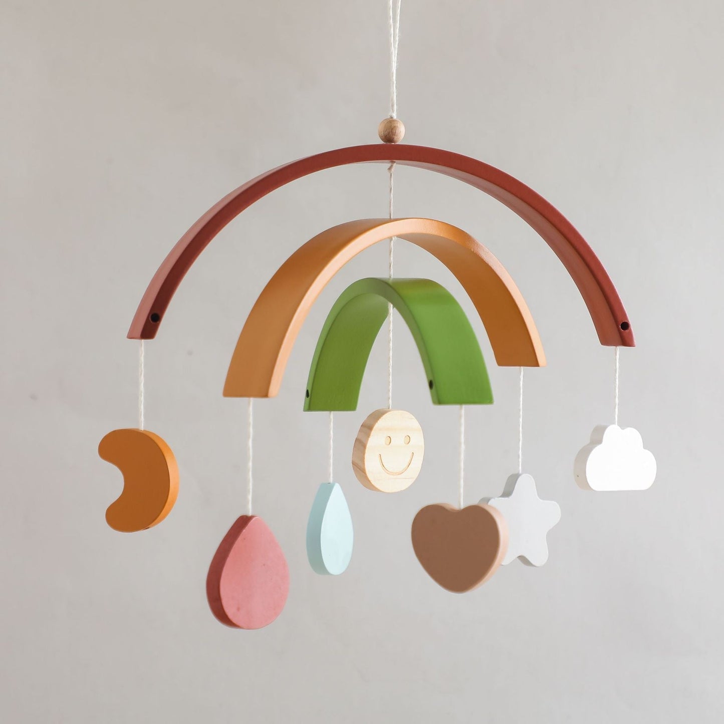 Sensorische houten mobiel voor baby's met vormen en kleurprikkels