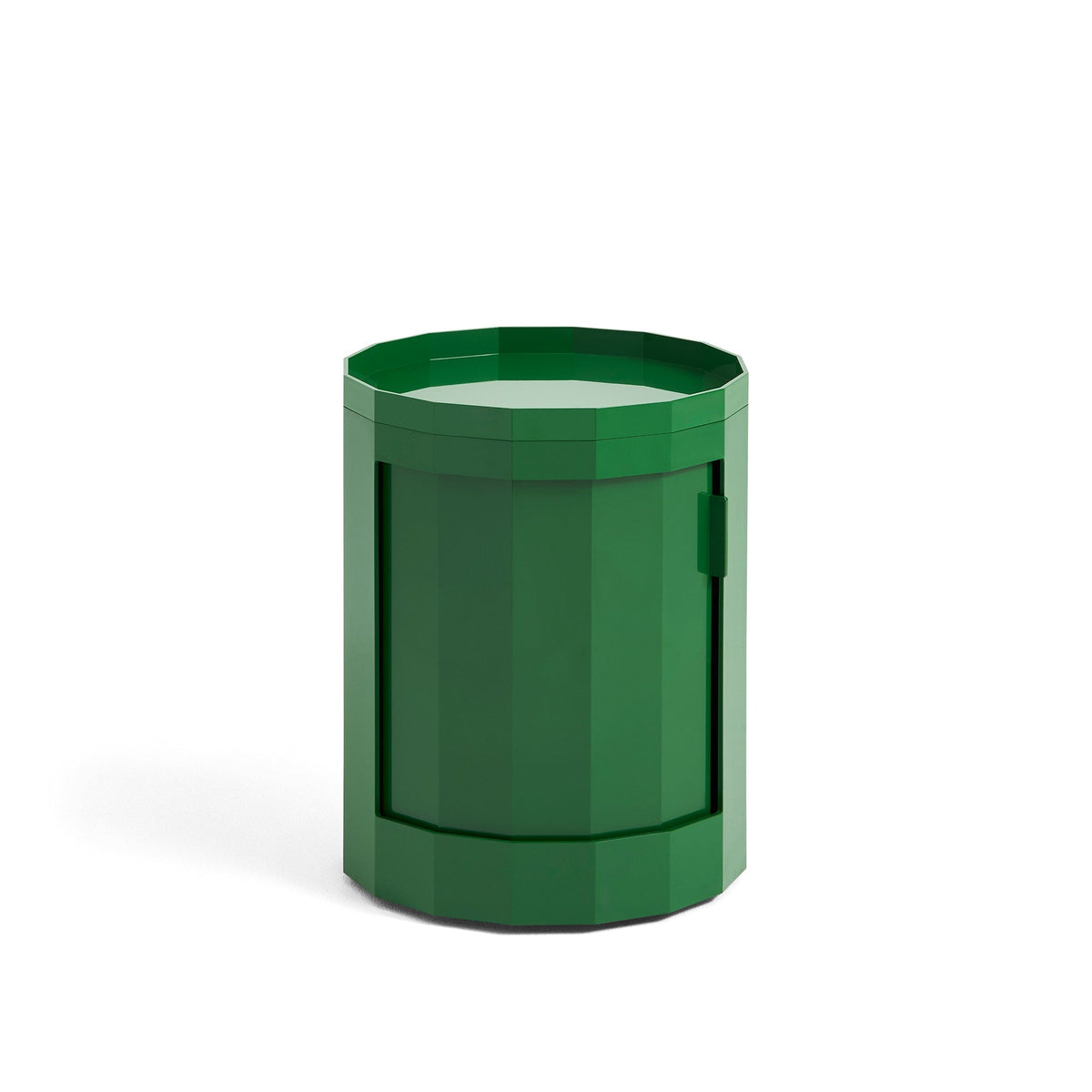 Lage ronde kast in groen met gesloten draaideur op een witte achtergrond