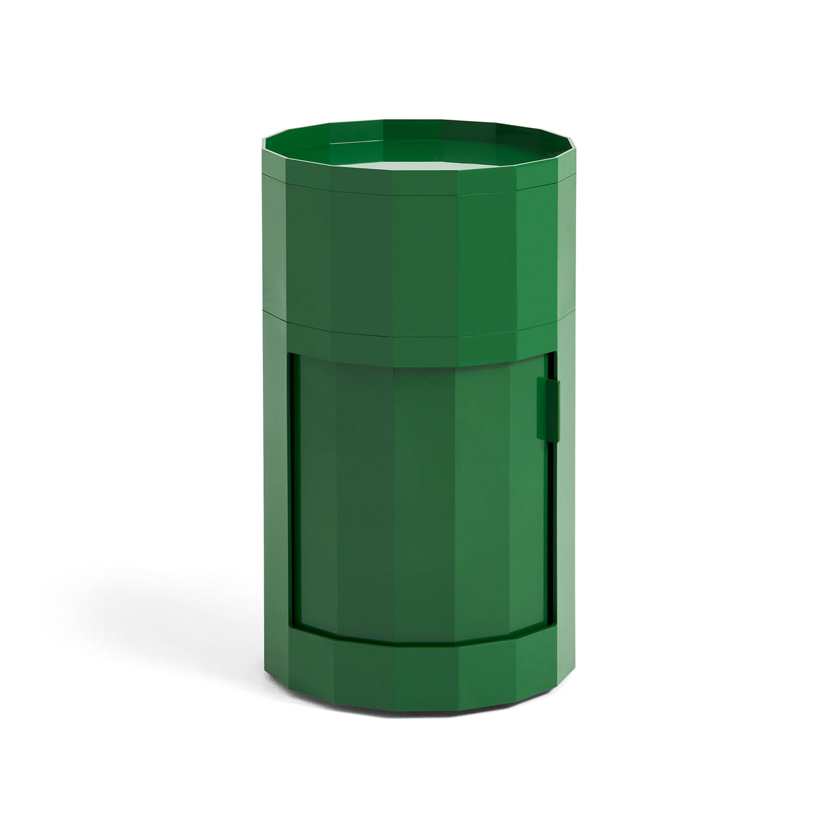 Hoge ronde kast in groen met gesloten draaideur op een witte achtergrond