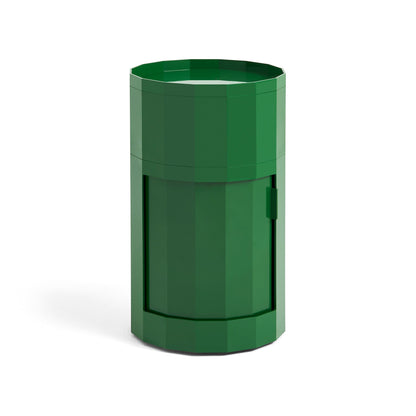 Hoge ronde kast in groen met gesloten draaideur op een witte achtergrond