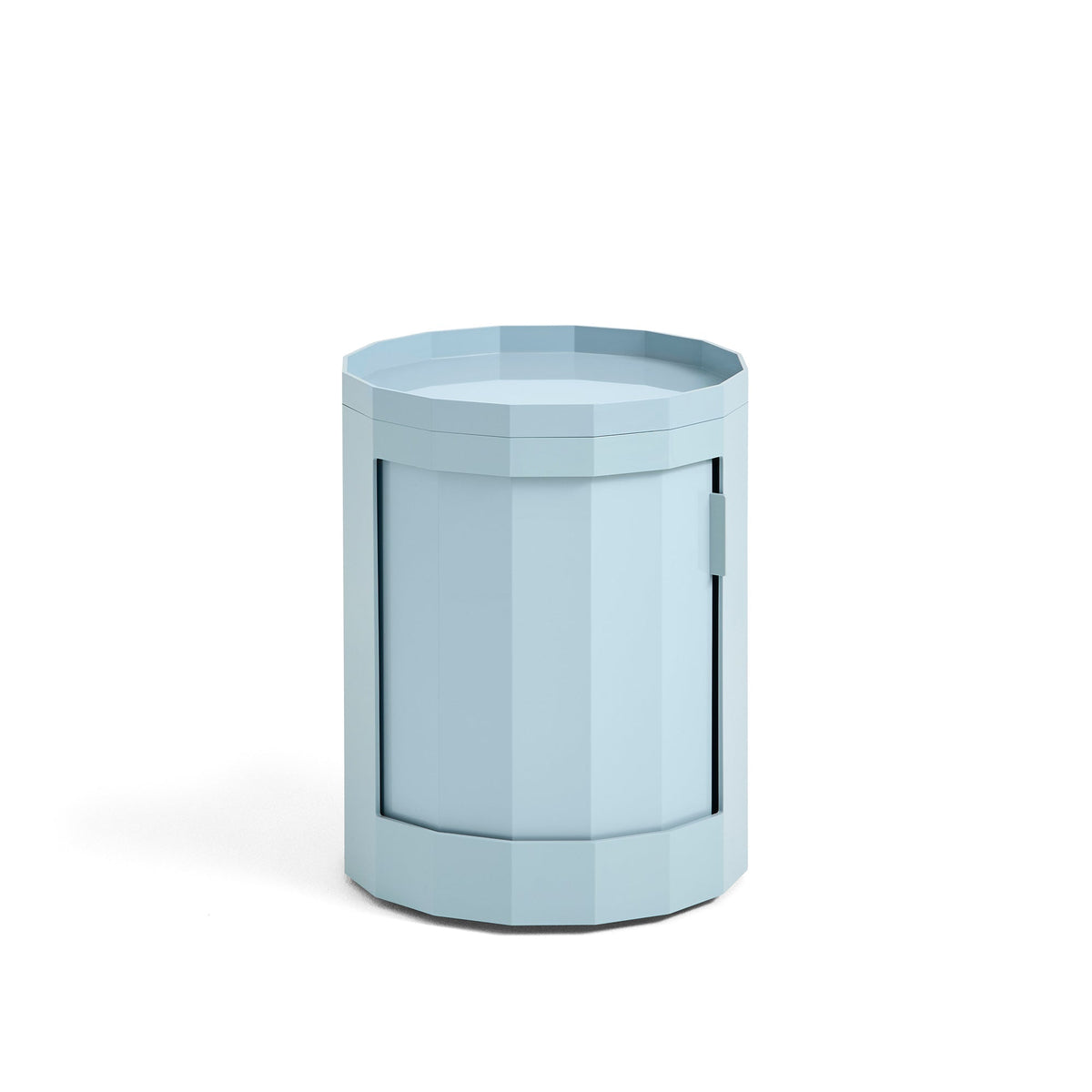 Lage ronde kast in lichtblauw met gesloten draaideur op een witte achtergrond