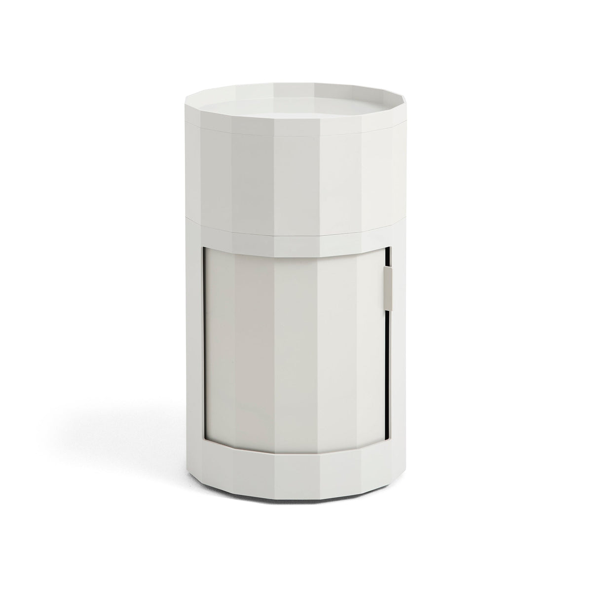 Hoge ronde kast in lichtgrijs met gesloten draaideur op een witte achtergrond