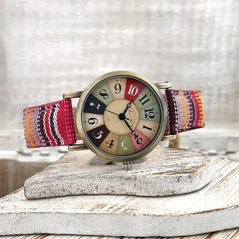 Horloge met meerkleurig regenboogpatroon en gevlochten band – Elyvra