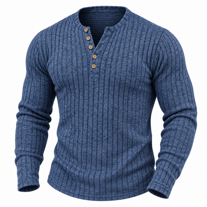 Blauw geribbeld shirt met lange mouwen en vijf houten knopen op witte achtergrond