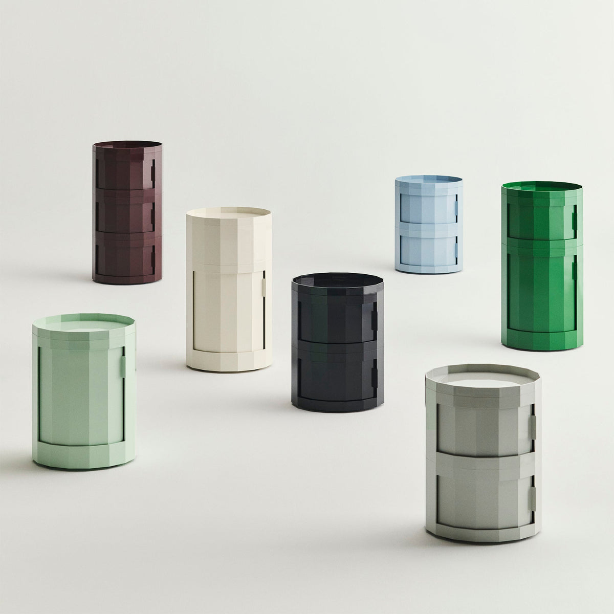 Verzameling ronde kasten in verschillende kleuren en hoogtes, van bordeaux en crème tot groen en blauw 54