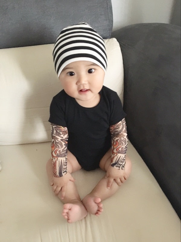 Babybody met lange mouwen en tattoo-print op de mouwen – Rockbaby