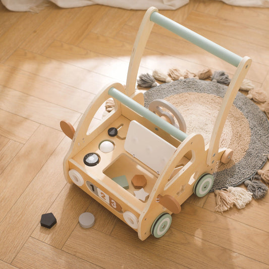 Houten loopwagen met Montessori-speelonderdelen en spiegels.