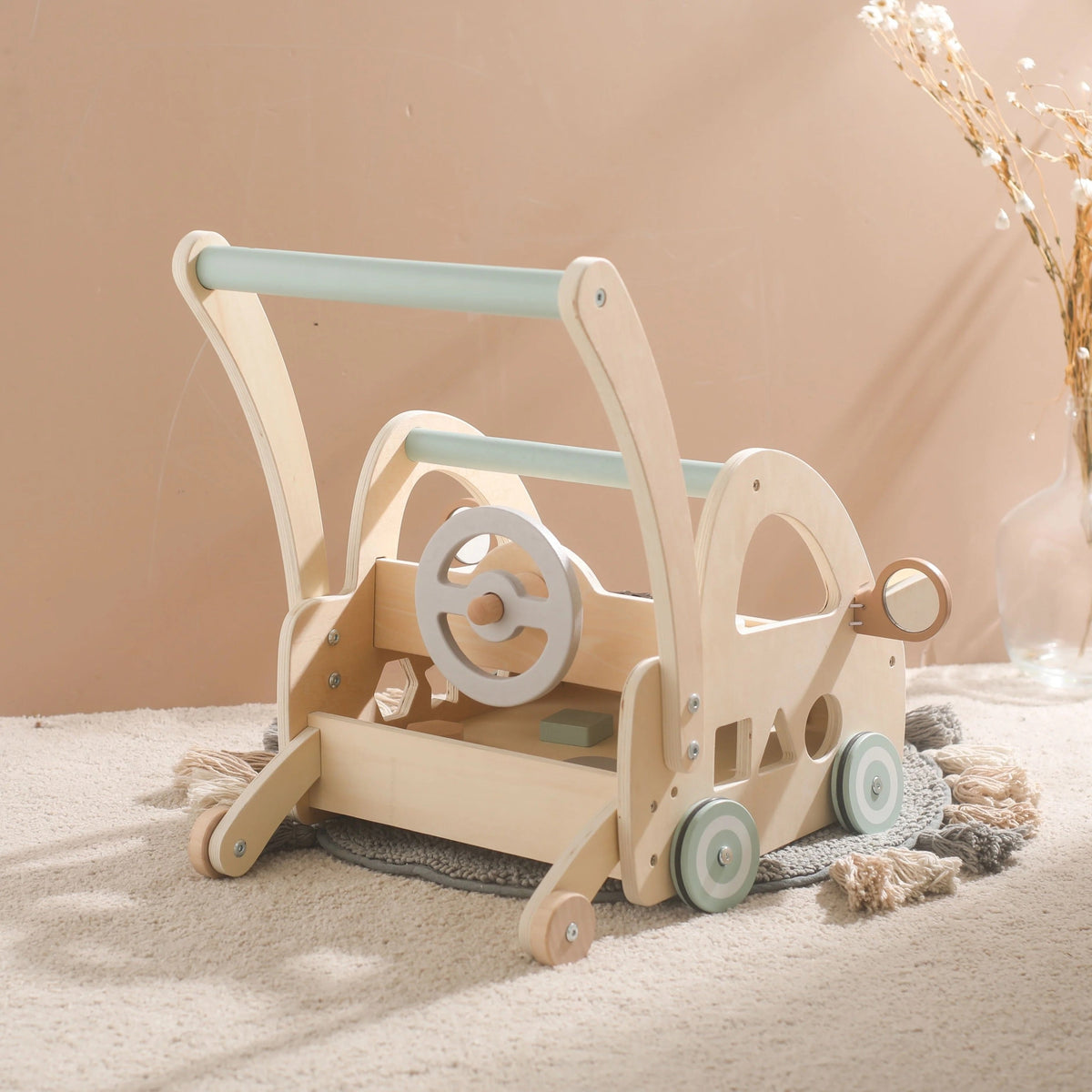 Houten loopwagen met Montessori-speelonderdelen en spiegels.