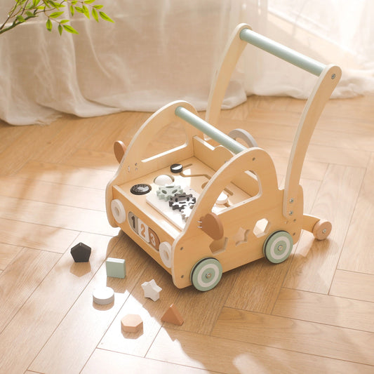 Houten loopwagen met Montessori-speelonderdelen en spiegels.