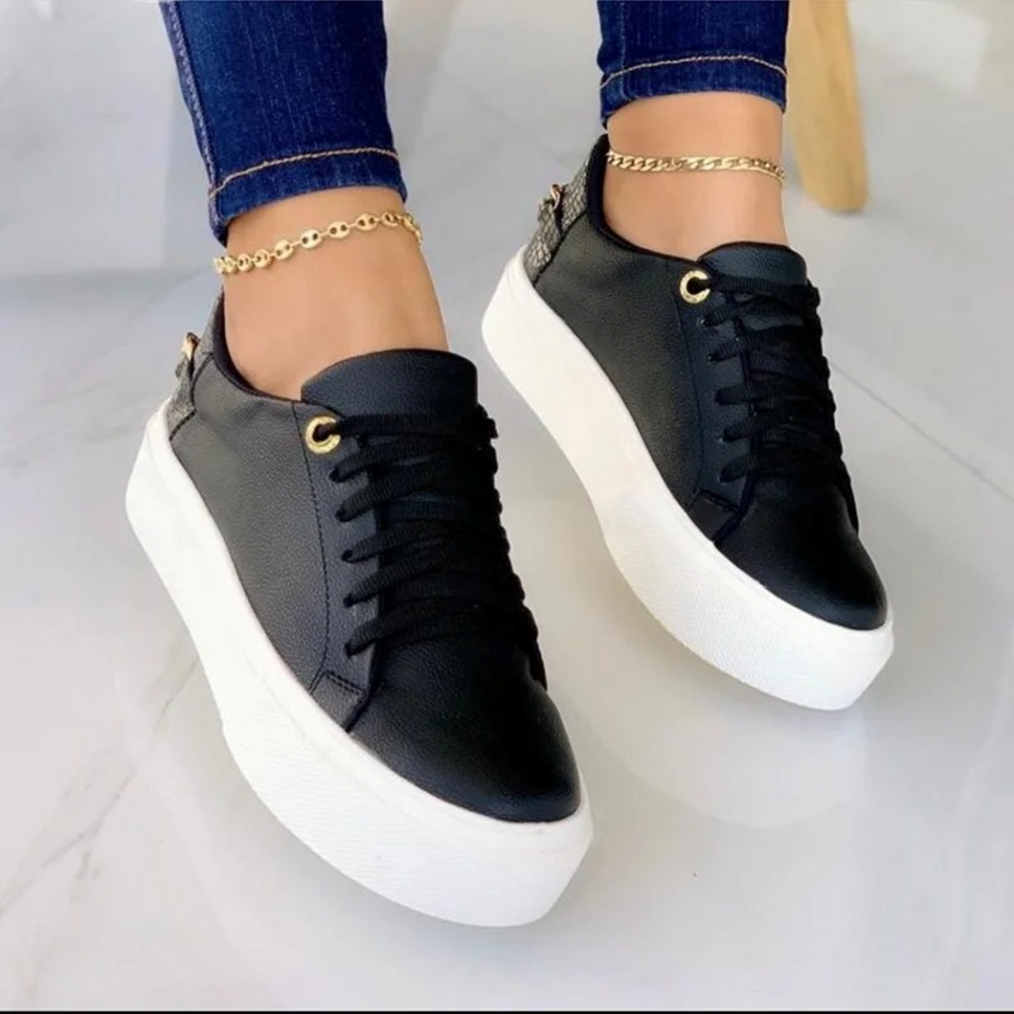 Witte Leren Sneakers met Metalen Ketting - ComfortStep