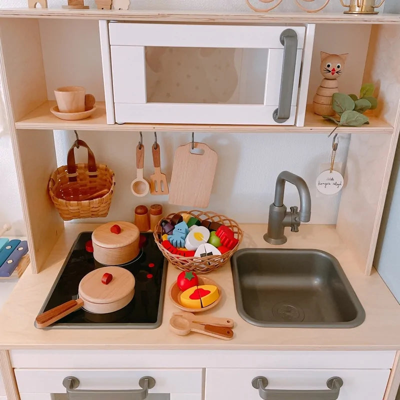 Houten keukenspeelgoed met boomstamlook voor rollenspellen en leerplezier