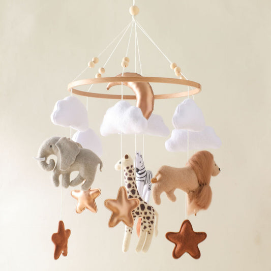 Mobielhanger met safaridieren van vilt ter stimulering van de zintuiglijke waarneming bij baby's