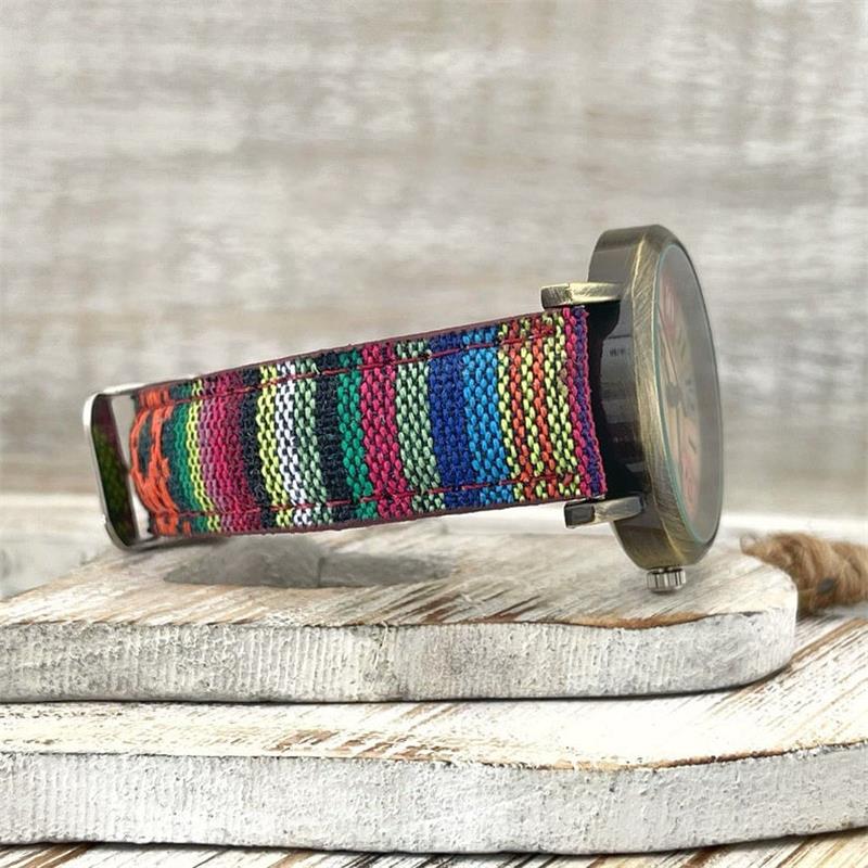 Horloge met meerkleurig regenboogpatroon en gevlochten band – Elyvra