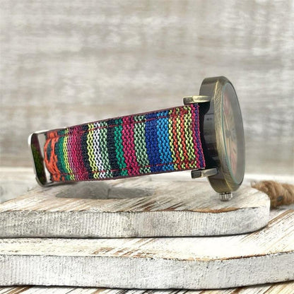 Horloge met meerkleurig regenboogpatroon en gevlochten band – Elyvra