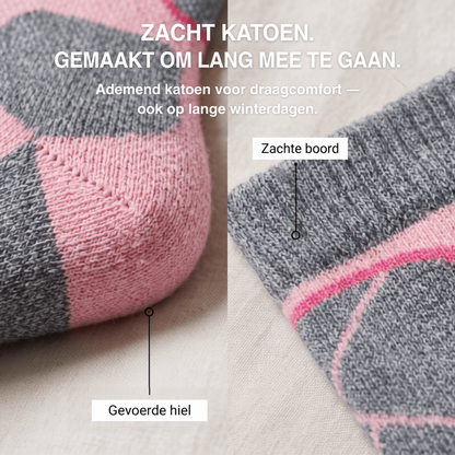 Close-up van gevoerde roze hiel en zachte grijze boord van de katoenen sok
