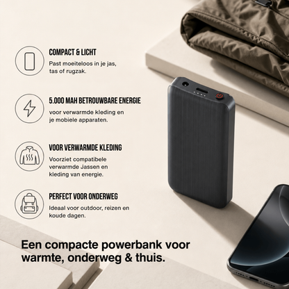 Zwarte powerbank met geborsteld oppervlak naast een opgevouwen jas en een smartphone, met kenmerken in icoontjes