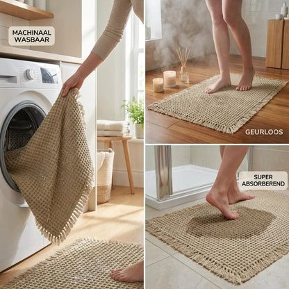 Wafelmat detail uit de wasmachine, in een stomende badkamer en met natte voeten erop