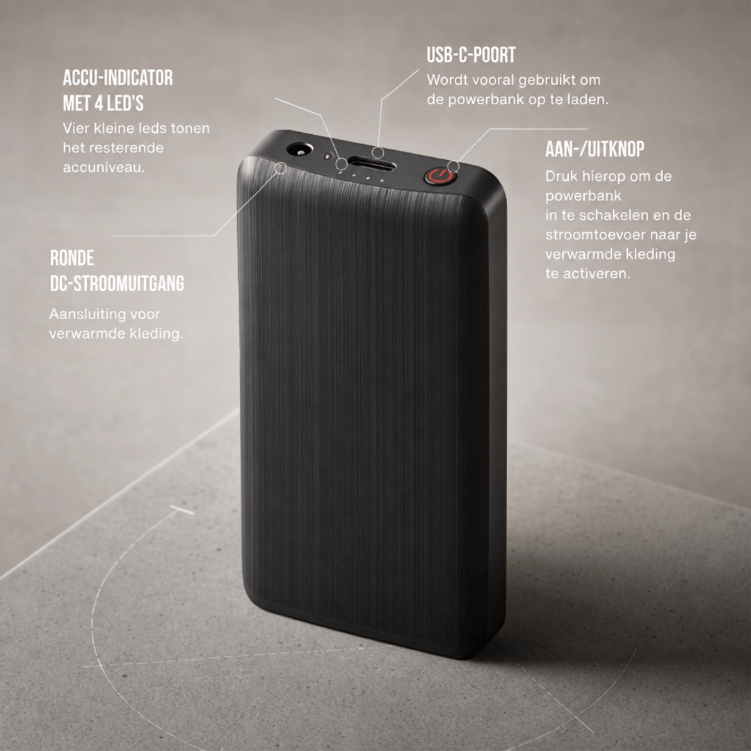 Zwarte powerbank van boven bekeken, met uitleg bij de ledlampjes, usb-c-poort, ronde uitgang en aan-uitknop
