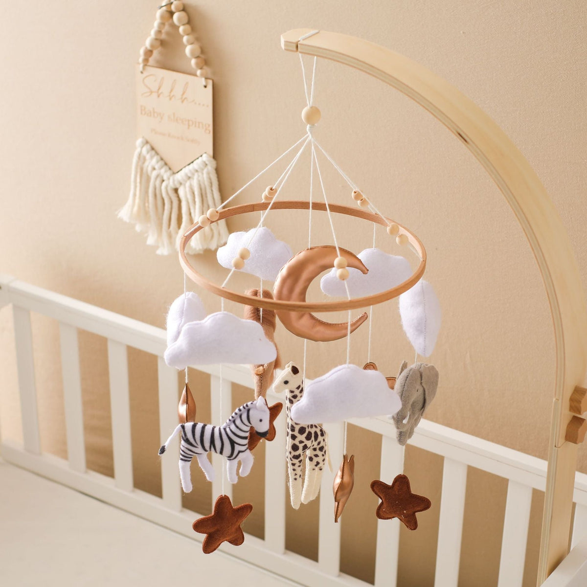 Mobielhanger met safaridieren van vilt ter stimulering van de zintuiglijke waarneming bij baby's