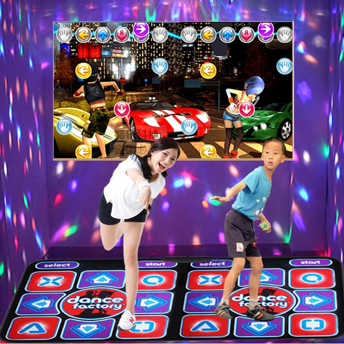 Vrouw en jongen dansen op de mat voor een tv met dansspel en discoverlichting 2