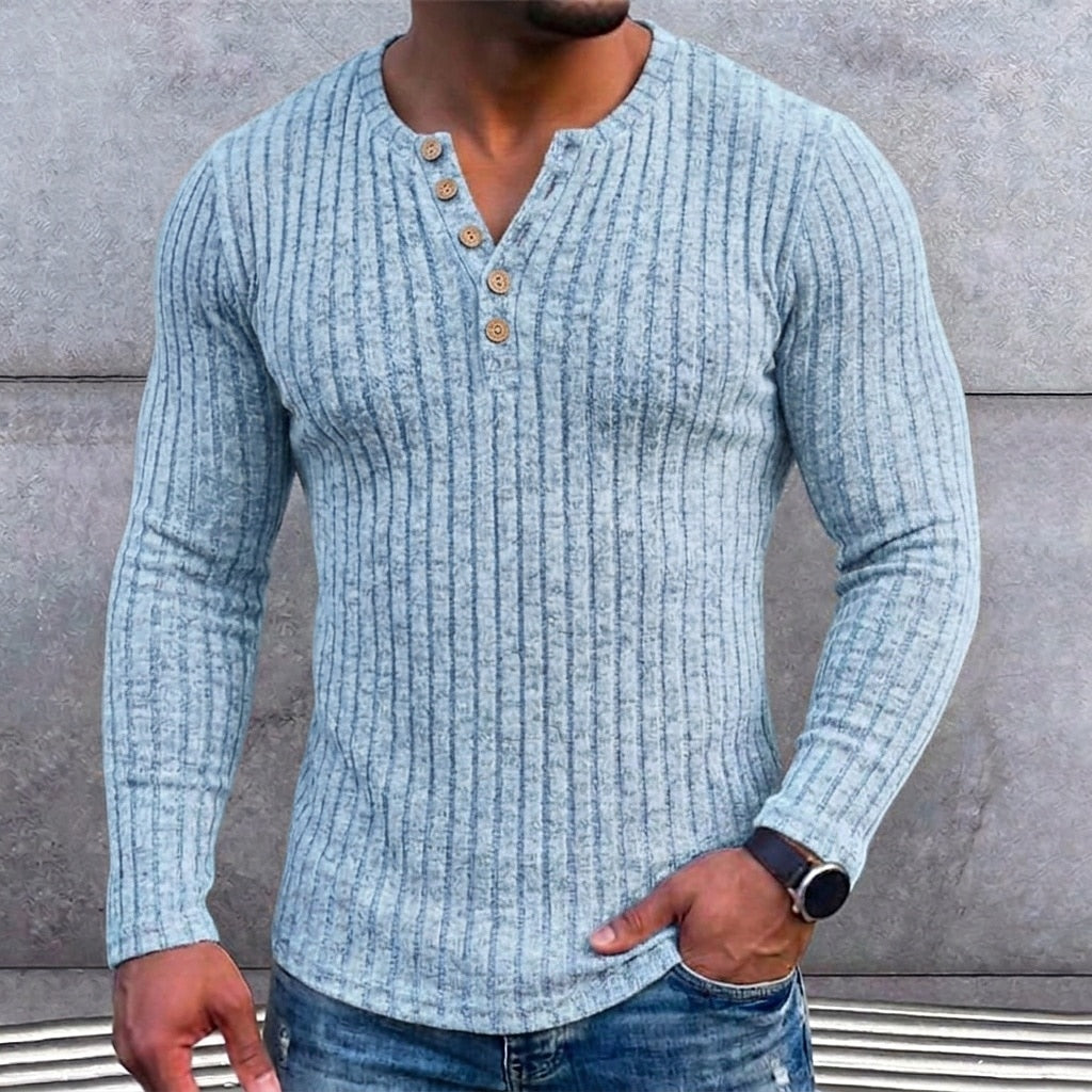 Lichtblauw geribbeld shirt met knoopjes gedragen door een man met horloge en spijkerbroek, detail