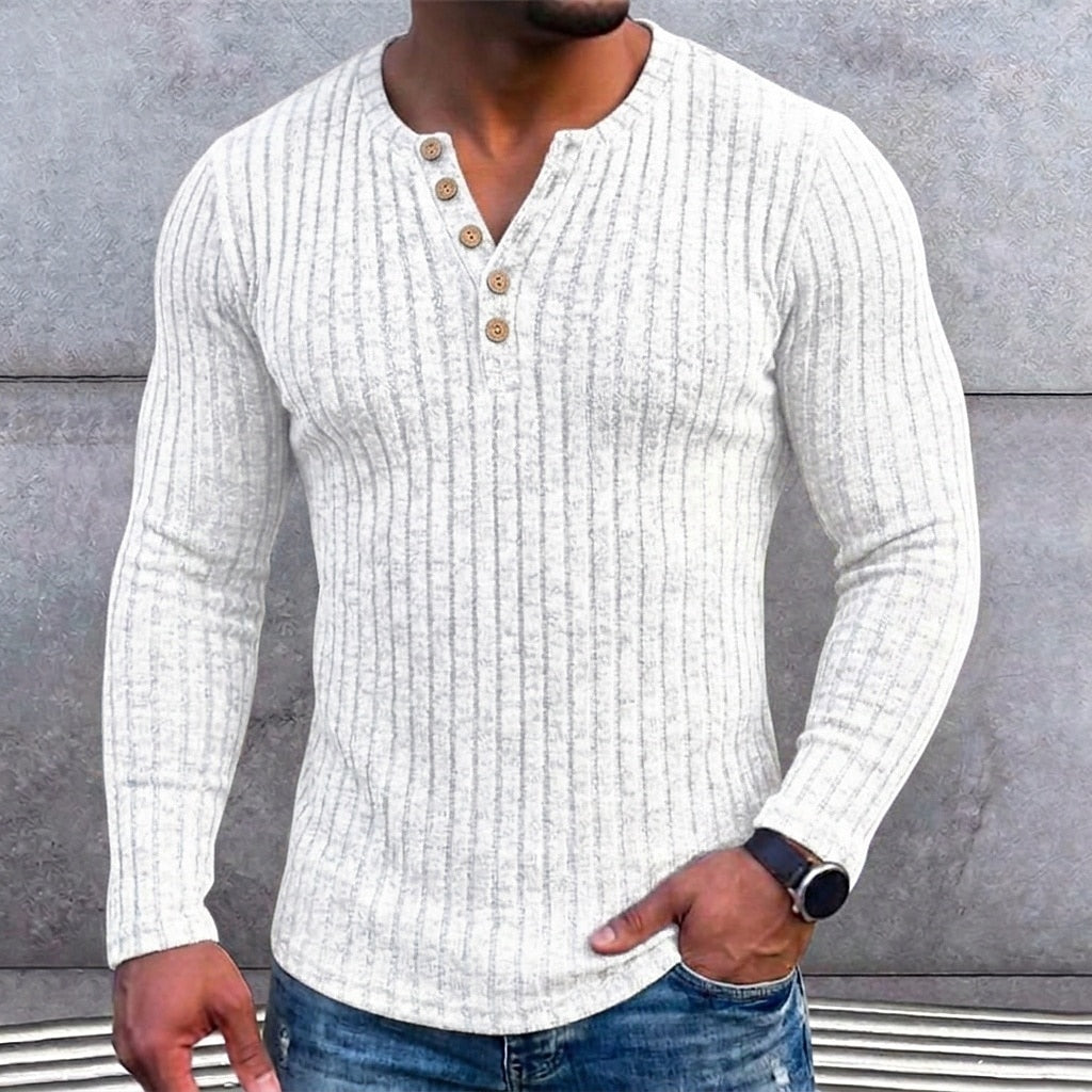 Wit geribbeld shirt met knoopsluiting gedragen door een man met horloge en spijkerbroek, detail