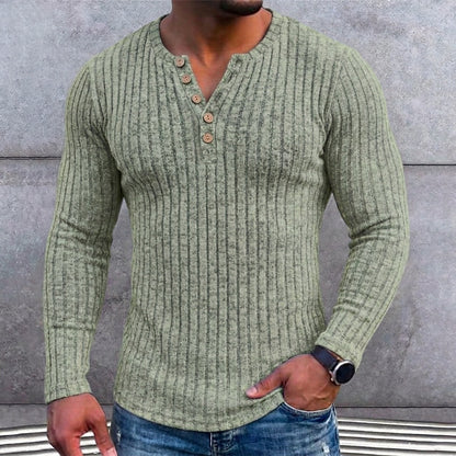 Groen geribbeld shirt met knoopsluiting gedragen door een man met horloge en spijkerbroek, detail