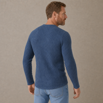 Achterkant van het blauwe geribbelde shirt gedragen door een man met spijkerbroek, detail