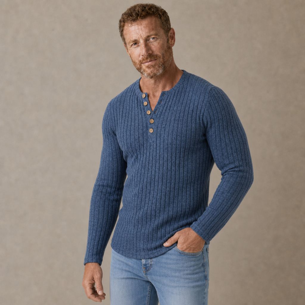 Man met baard draagt het blauwe geribbelde shirt met een spijkerbroek, voorkant detail