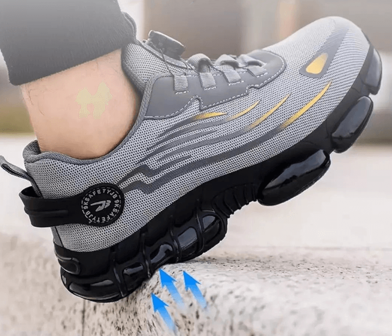 Zijaanzicht van de grijze schoen terwijl de voet een stoeprand beklimt, detail