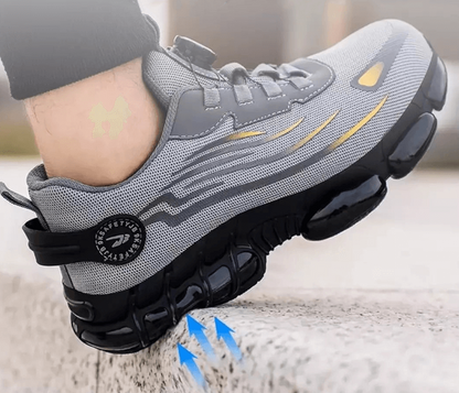 Zijaanzicht van de grijze schoen terwijl de voet een stoeprand beklimt, detail
