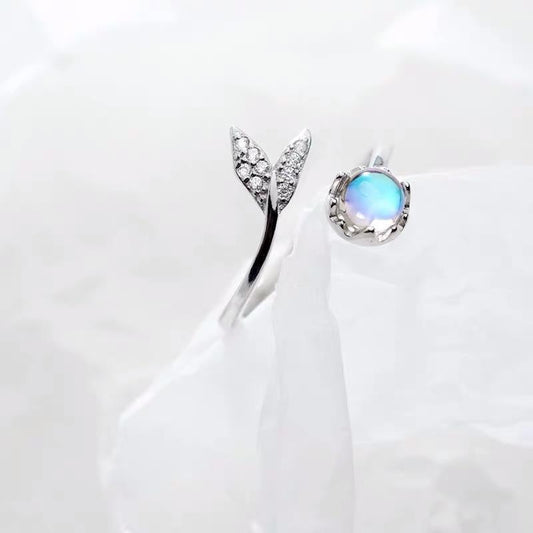 Verstelbare Dolfijnenstaart Ring met Blauwe Zirkonia - Nerina