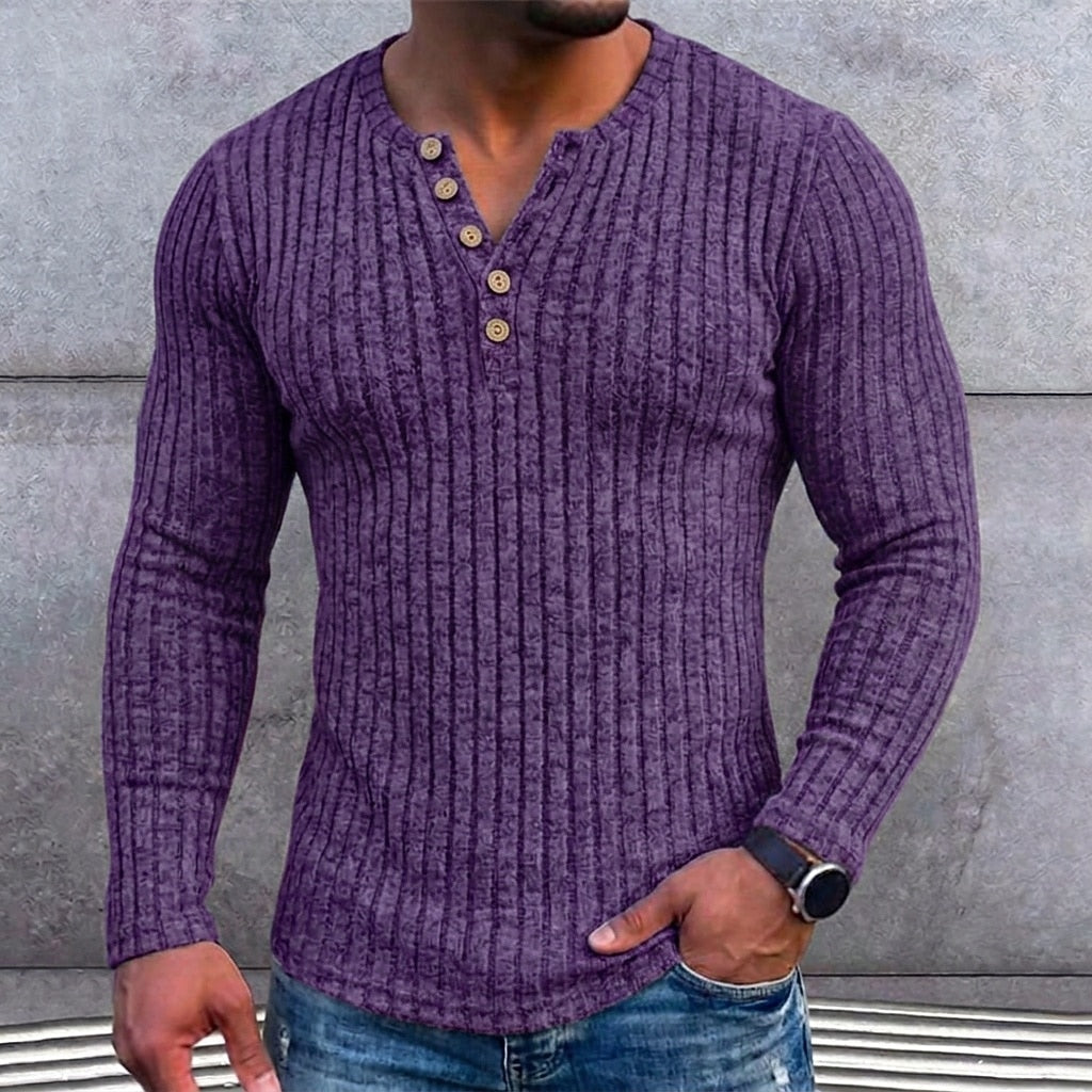 Paars geribbeld shirt met knoopjes gedragen door een man met horloge en spijkerbroek, detail