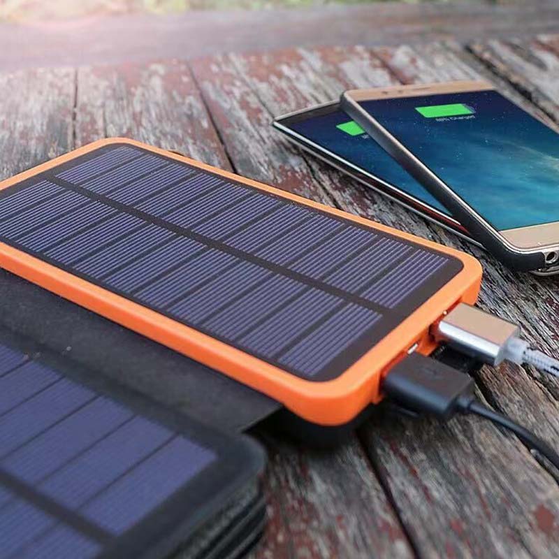 Zonne-energie powerbank met 4 panelen en 3 USB-uitgangen – SunCore