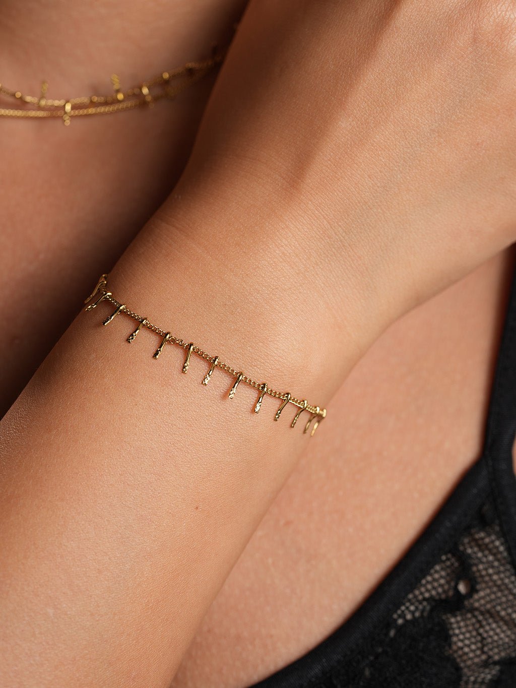 Detail van de armband van de sieradenset om een pols